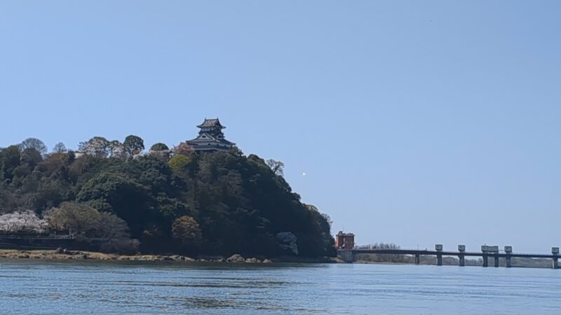 遊覧船から犬山城を眺める